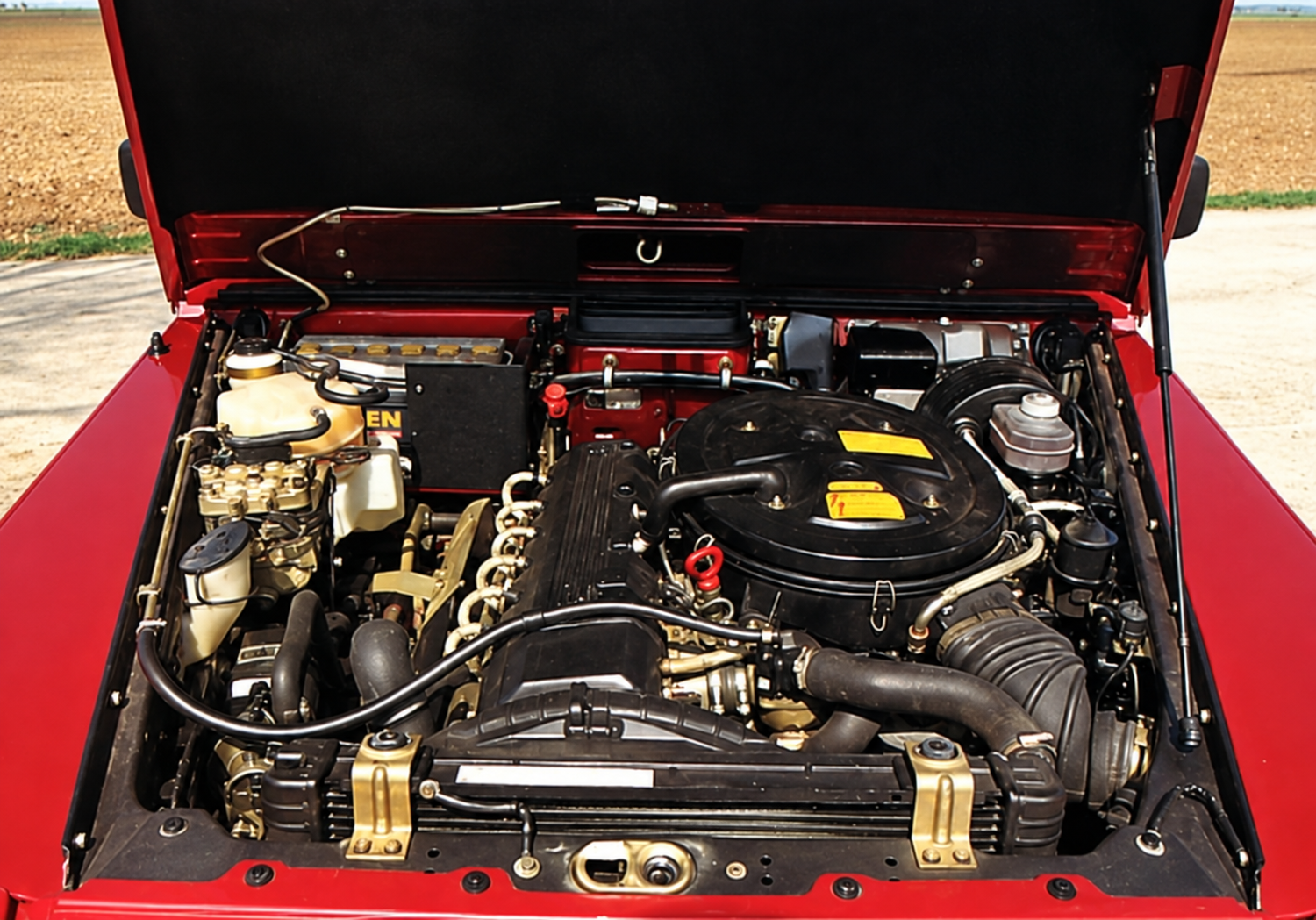 Sei cilindri benzina della Mercedes 300 GE nella fotografia originale del vano motore — restauro assistito da IA dalla scansione originale