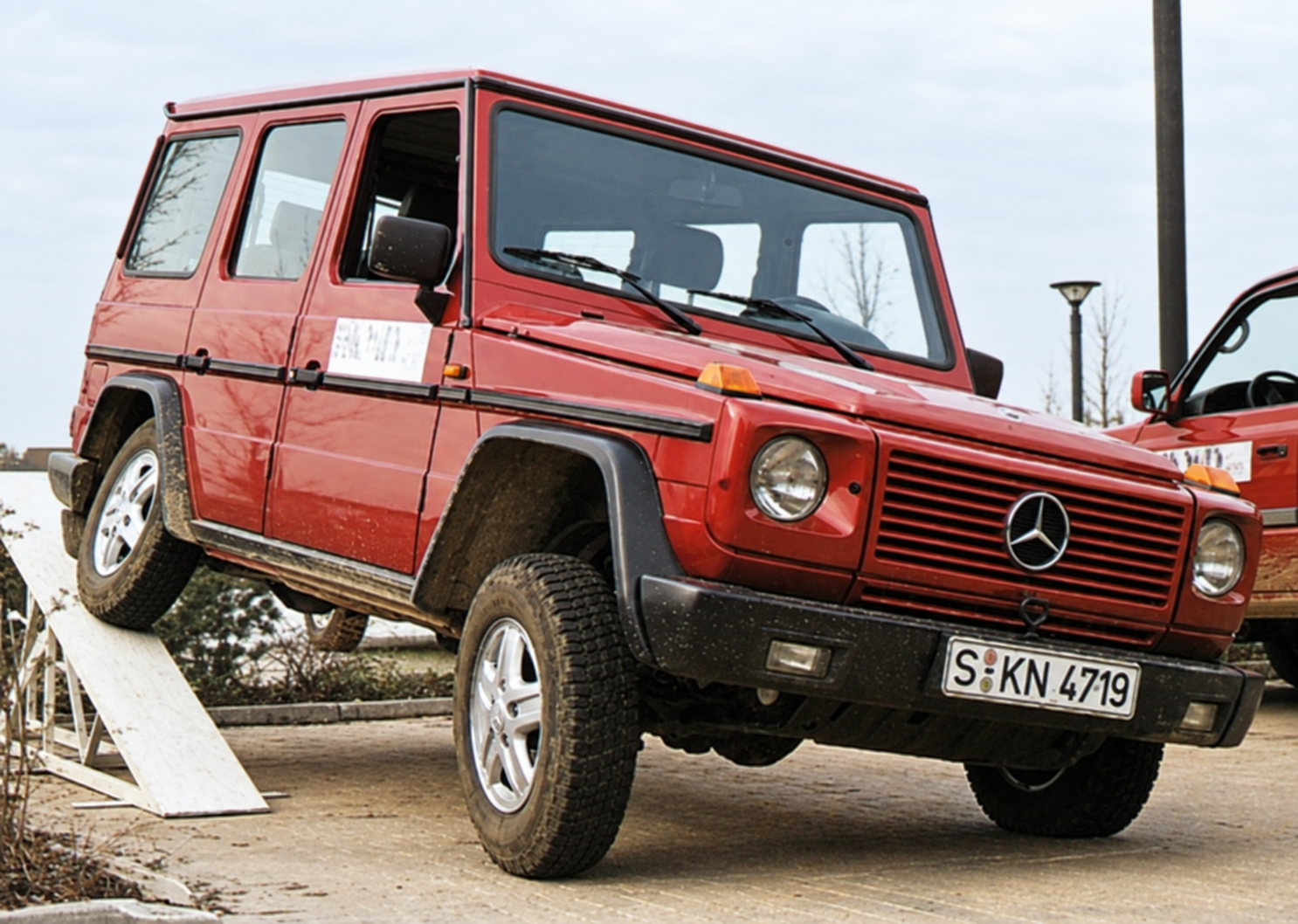 Mercedes 300 GE originale sulla rampa della prova in twist — restauro assistito da IA dalla scansione originale