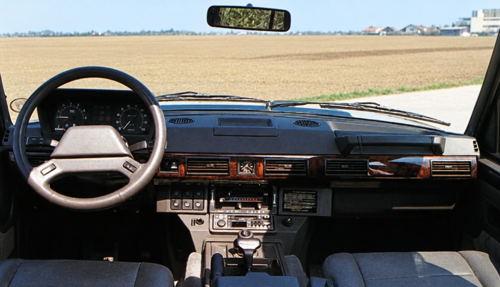 Plancia originale della Range Rover Vogue SEi nella fotografia della prova del 1991 — restauro assistito da IA dalla scansione originale