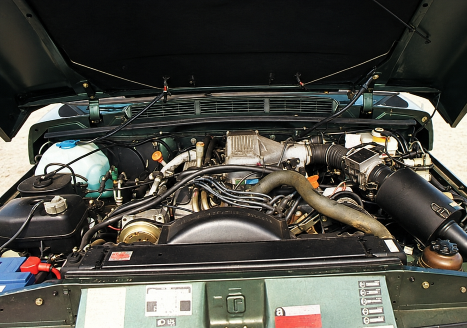Vano motore del V8 3,9 litri della Range Rover della prova del 1991 — restauro assistito da IA dalla scansione originale
