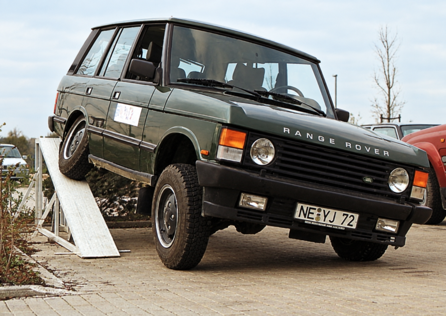 Range Rover originale impegnata sulla rampa nella prova di twist — restauro assistito da IA dalla scansione originale