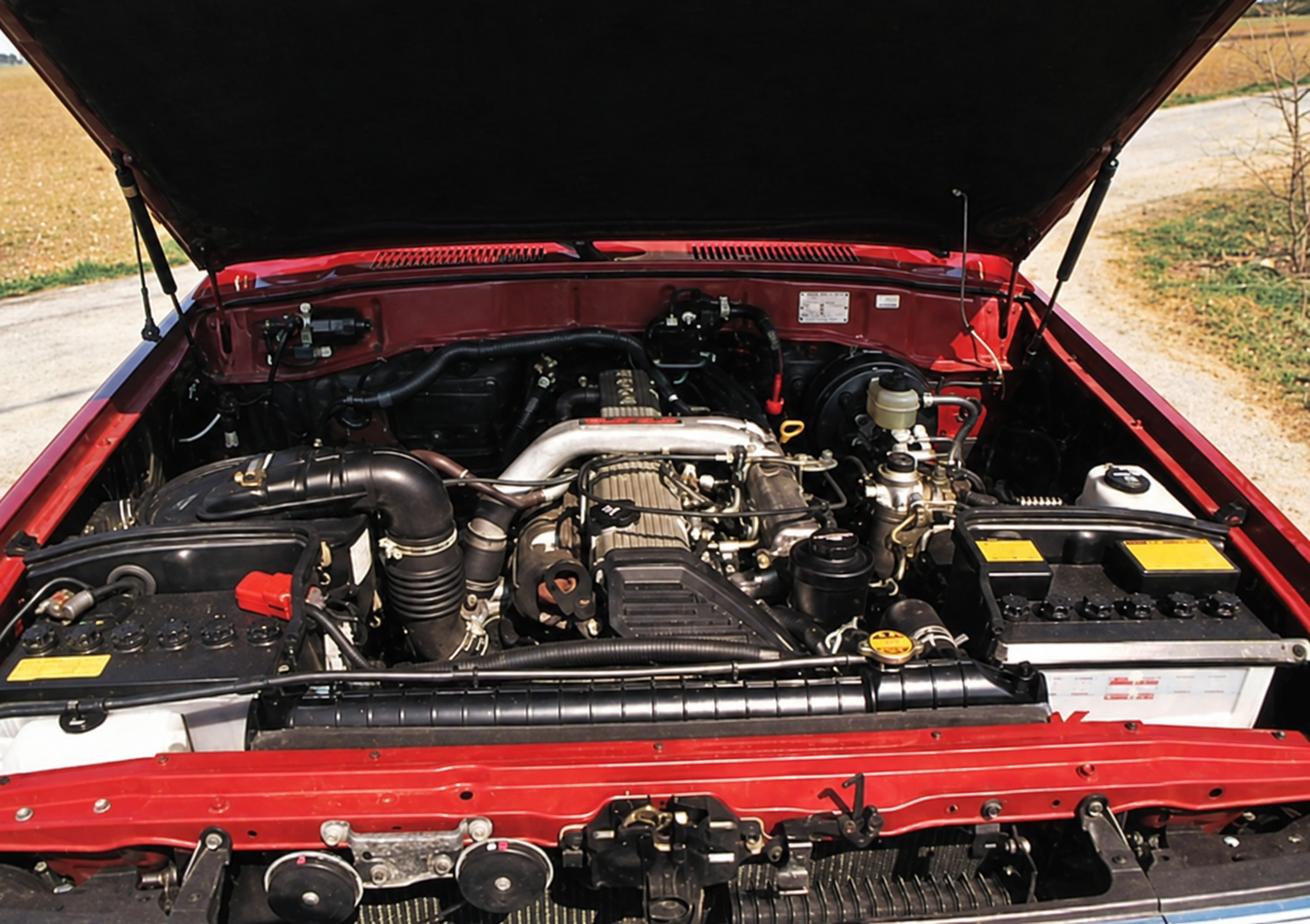 Turbodiesel Toyota HDJ 80 nella fotografia del vano motore pubblicata nel 1991 — restauro assistito da IA dalla scansione originale