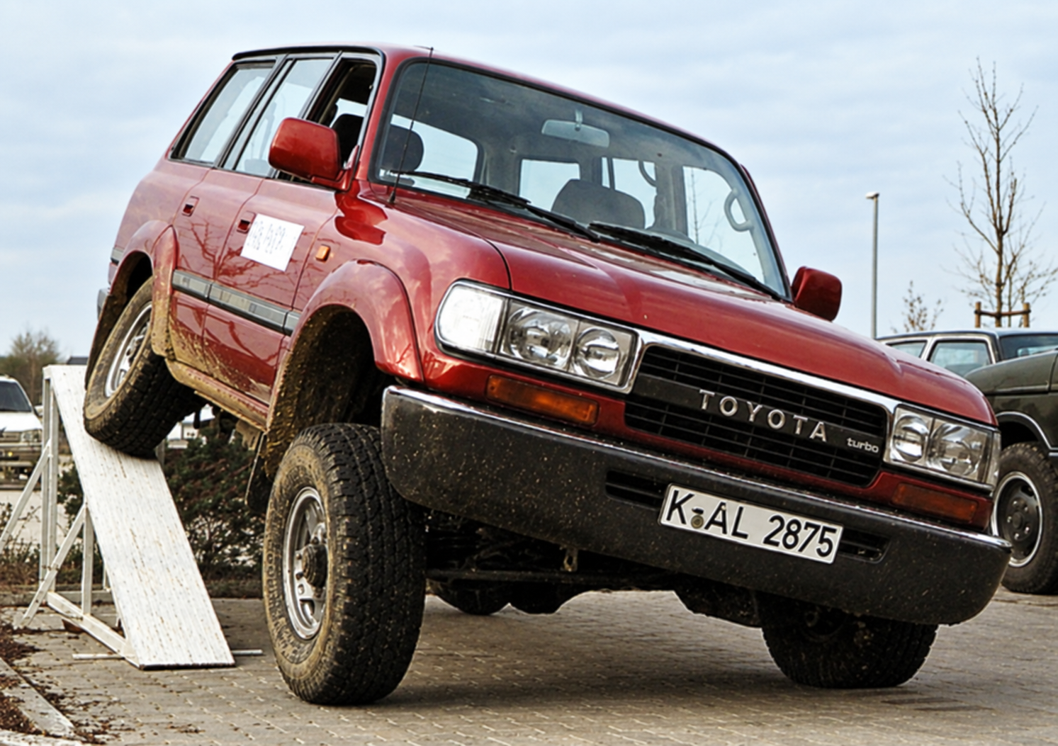 Toyota HDJ 80 originale sulla rampa di prova dell’escursione delle sospensioni — restauro assistito da IA dalla scansione originale
