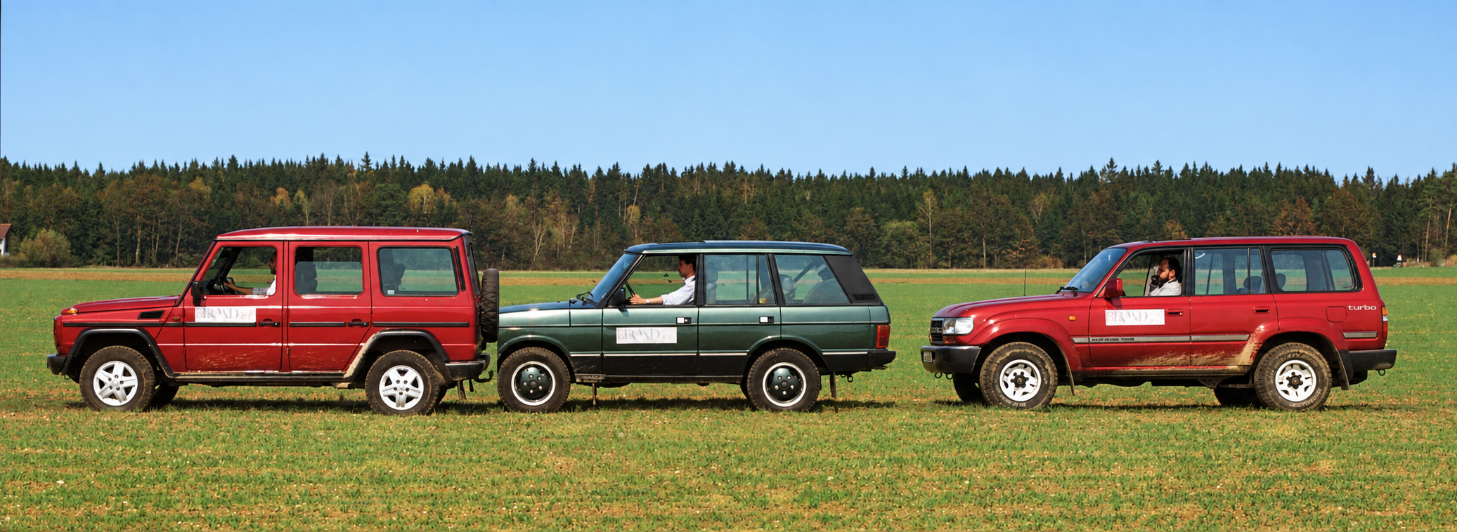 Mercedes 300 GE, Range Rover e Toyota HDJ 80 viste di fianco nel prato, fotografie originali delle pagine 110 e 111 — restauro assistito da IA dalla scansione originale