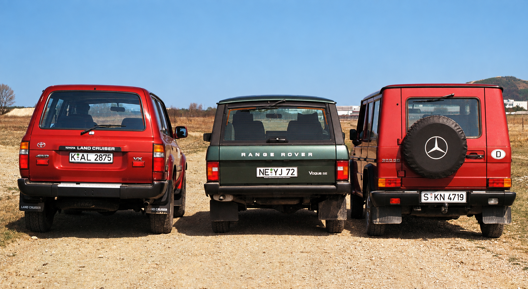Vista posteriore degli esemplari originali: Toyota HDJ 80, Range Rover e Mercedes 300 GE — restauro assistito da IA dalla scansione originale
