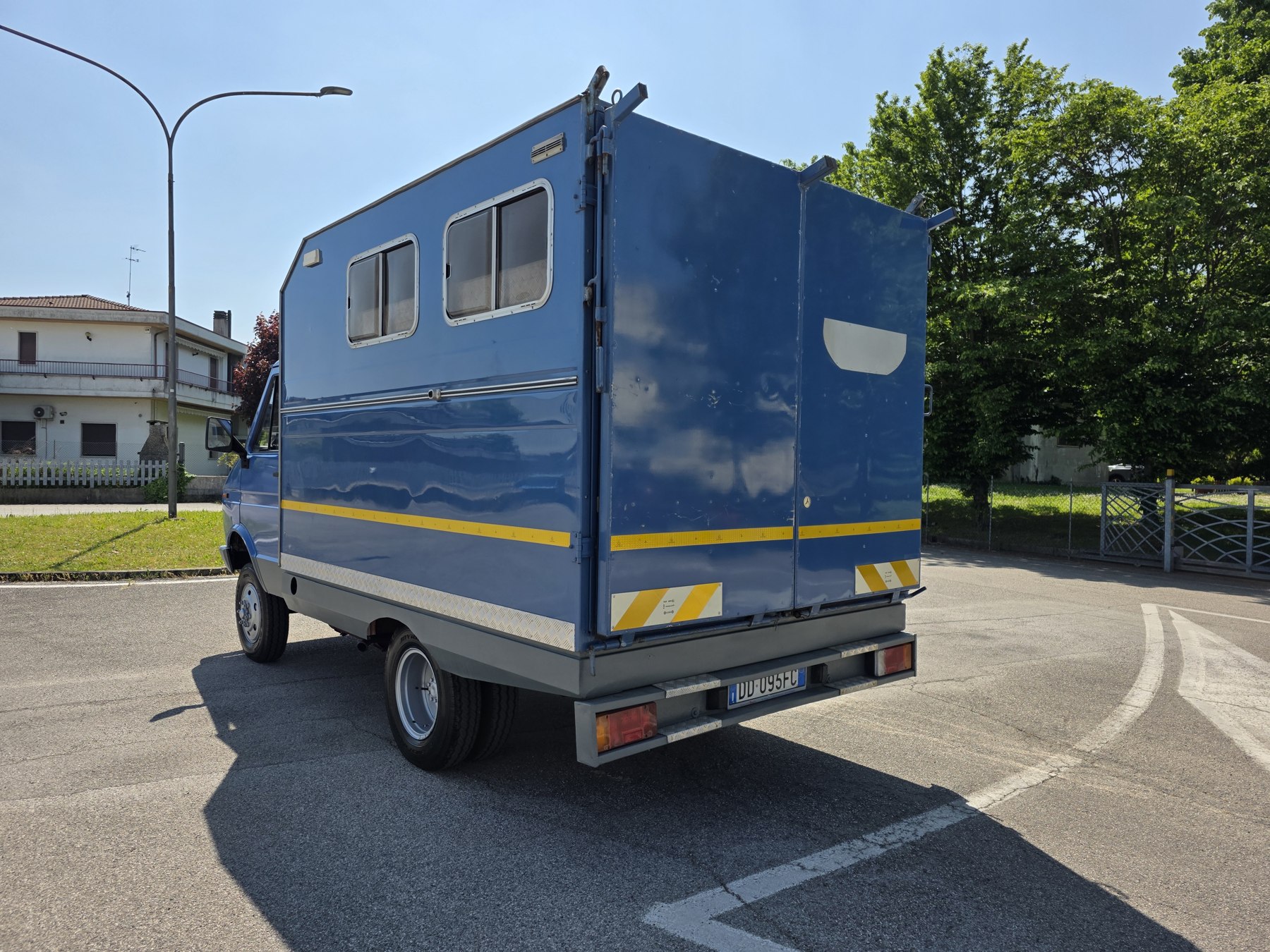 Alfa Romeo AR8 4x4 — Vista posteriore di tre quarti lato sinistro