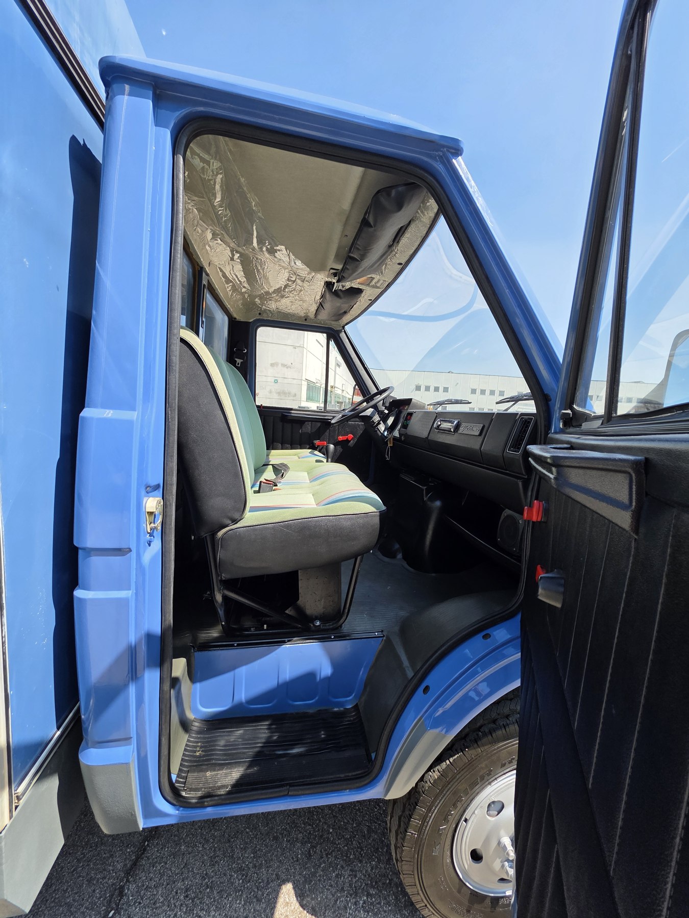 Alfa Romeo AR8 4x4 — Accesso alla cabina dal lato passeggero