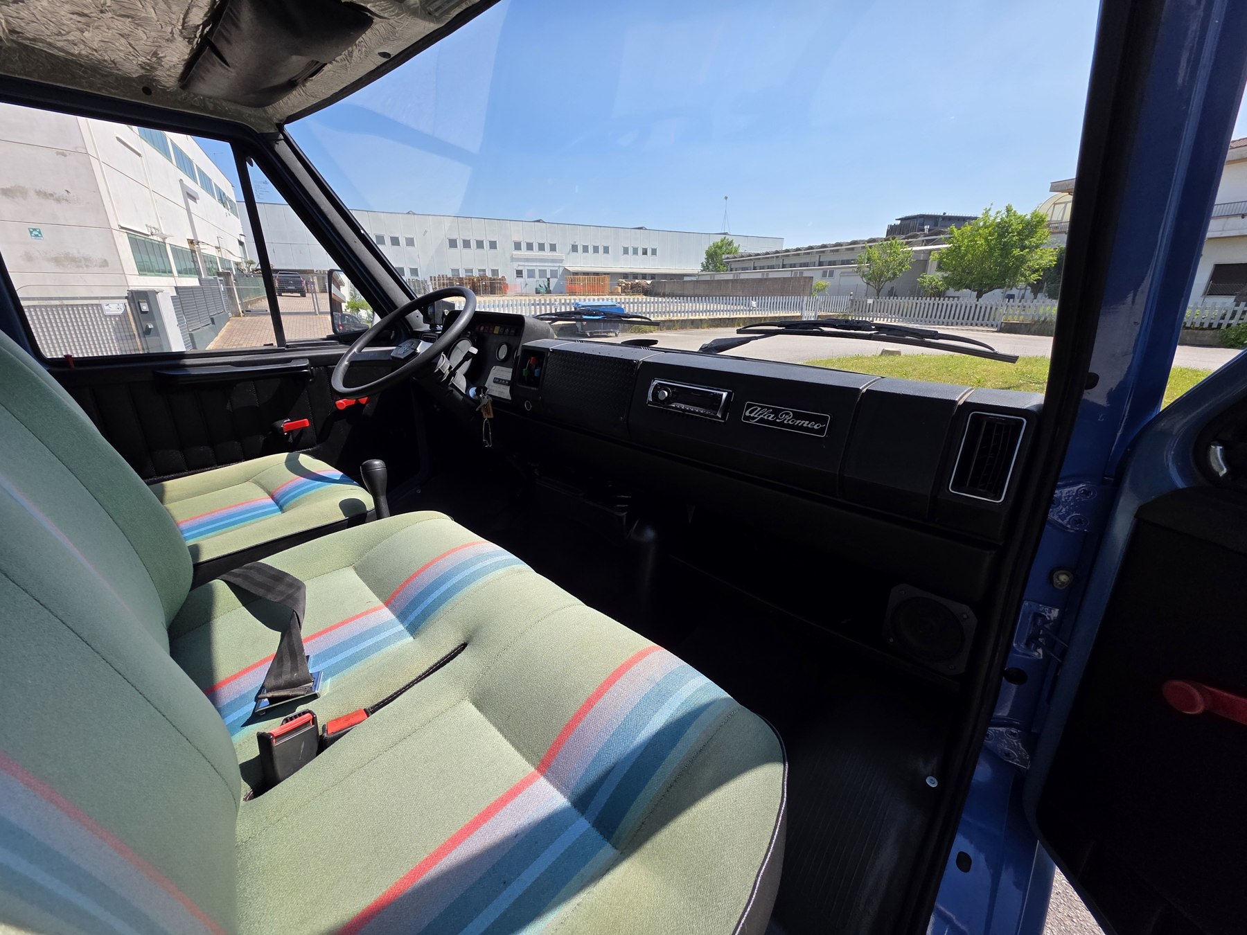 Alfa Romeo AR8 4x4 — Plancia e sedili originali