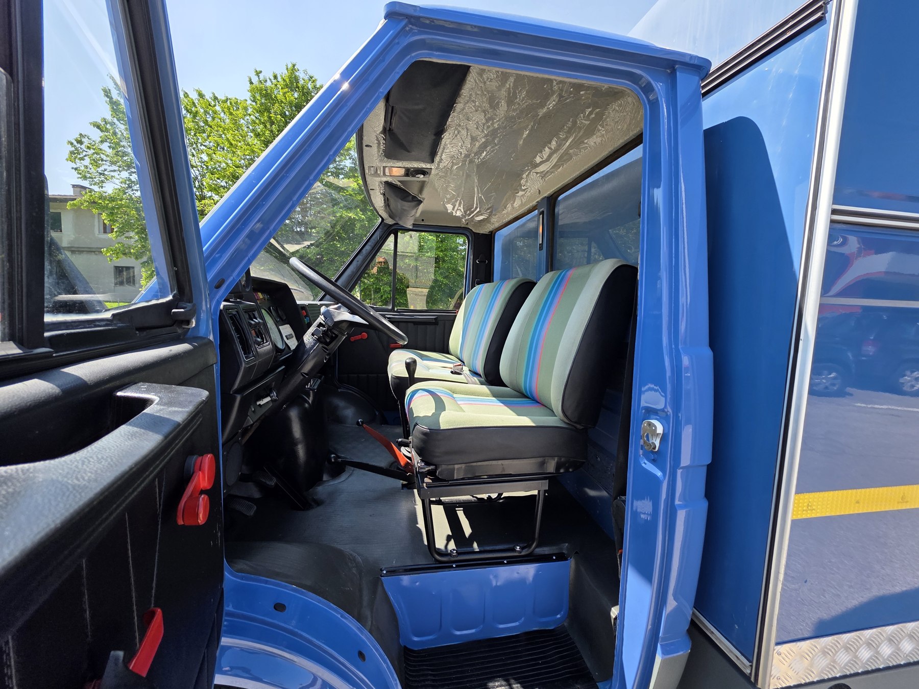 Alfa Romeo AR8 4x4 — Cabina e sedili visti dal lato guida