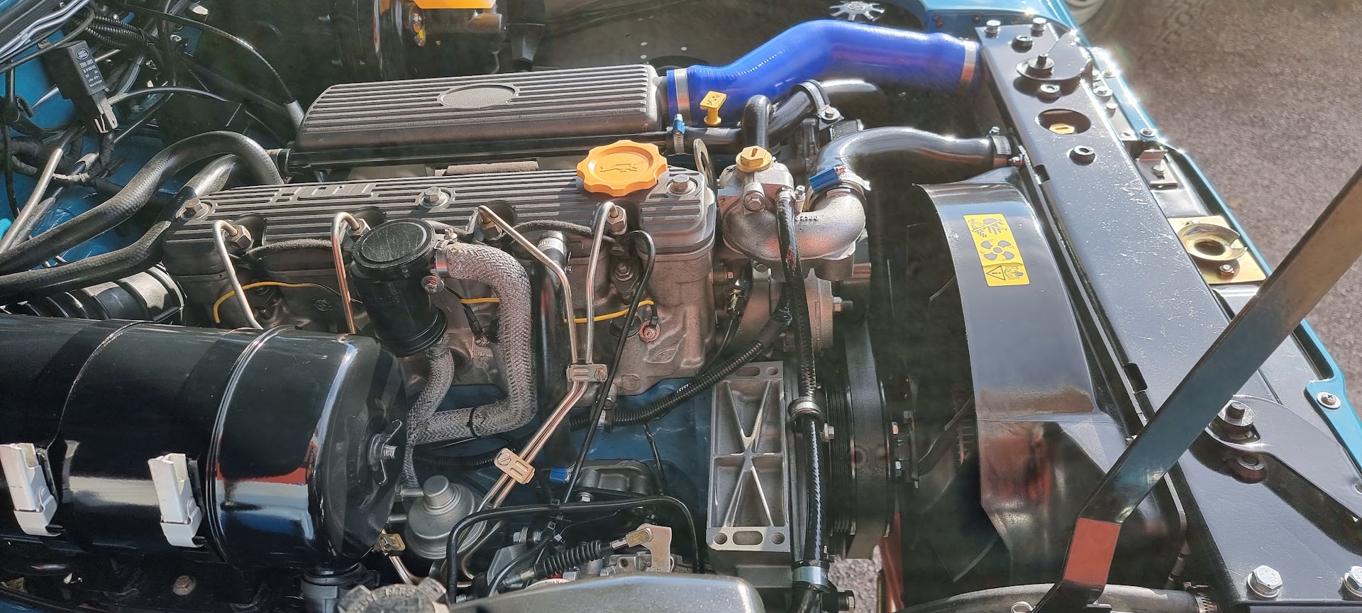 Vano motore del Defender 110 dopo il restauro