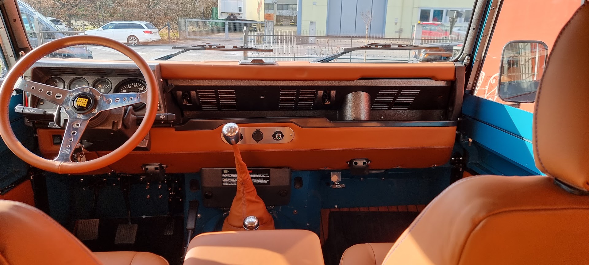 Plancia artigianale, volante e strumentazione del Defender