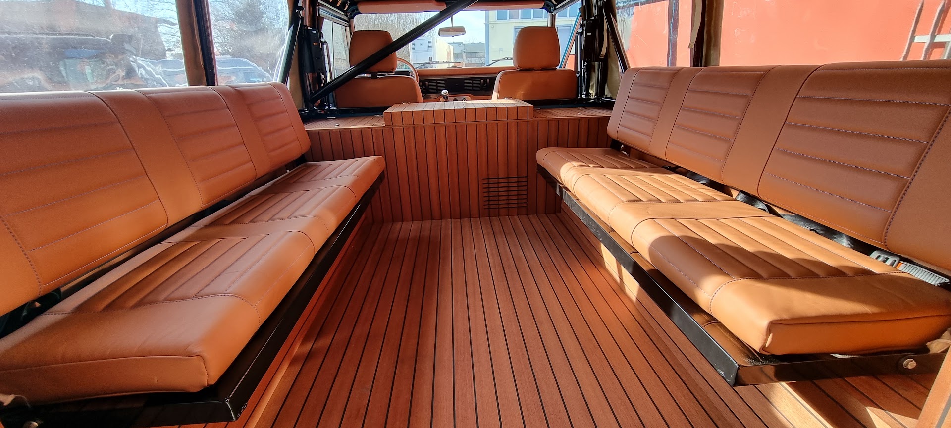 Vano posteriore con pianale e panche in teak