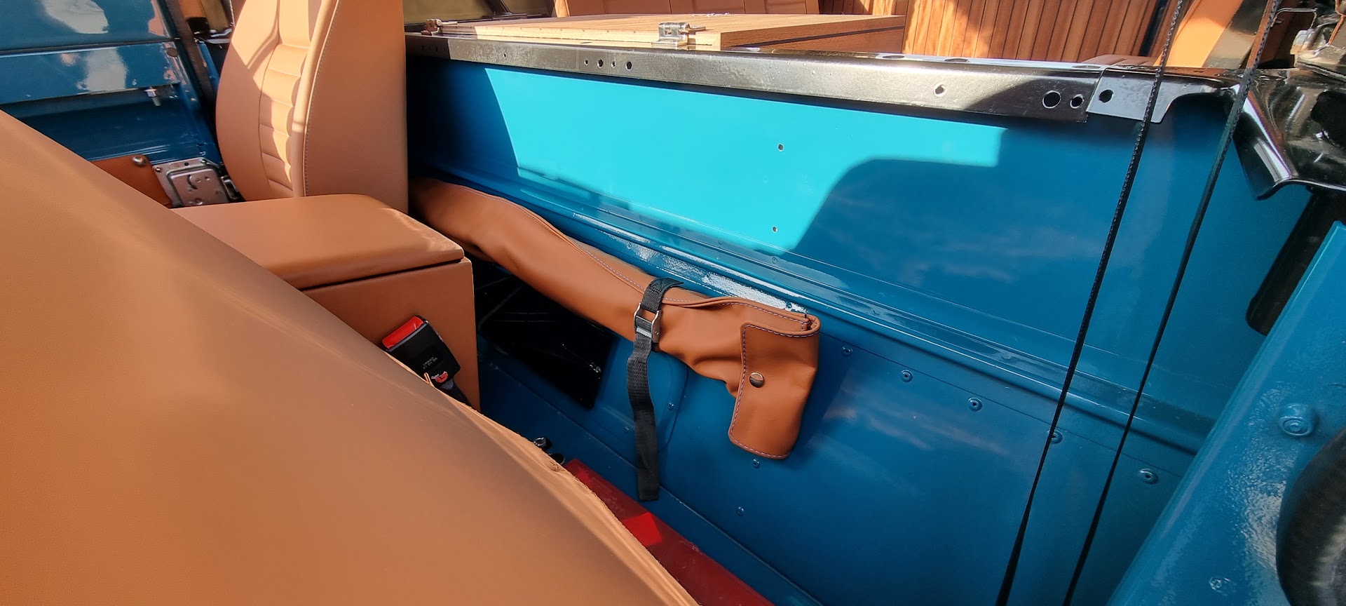 Sedute posteriori in pelle e pianale nautico in teak