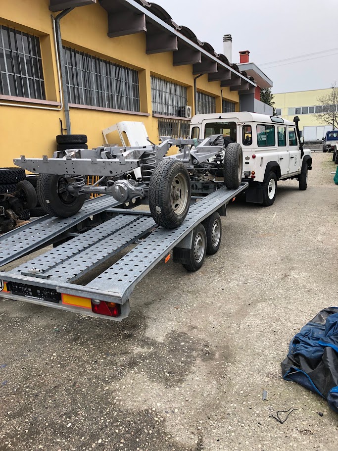 Telaio restaurato del Defender 110 Beach caricato sul rimorchio prima del montaggio finale