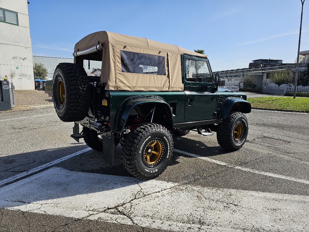 Land Rover Defender 90 Racing Green restaurato, vista posteriore