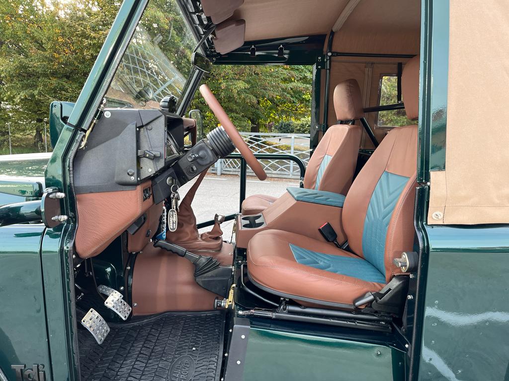 Sedili anteriori in pelle Connolly del Defender 90