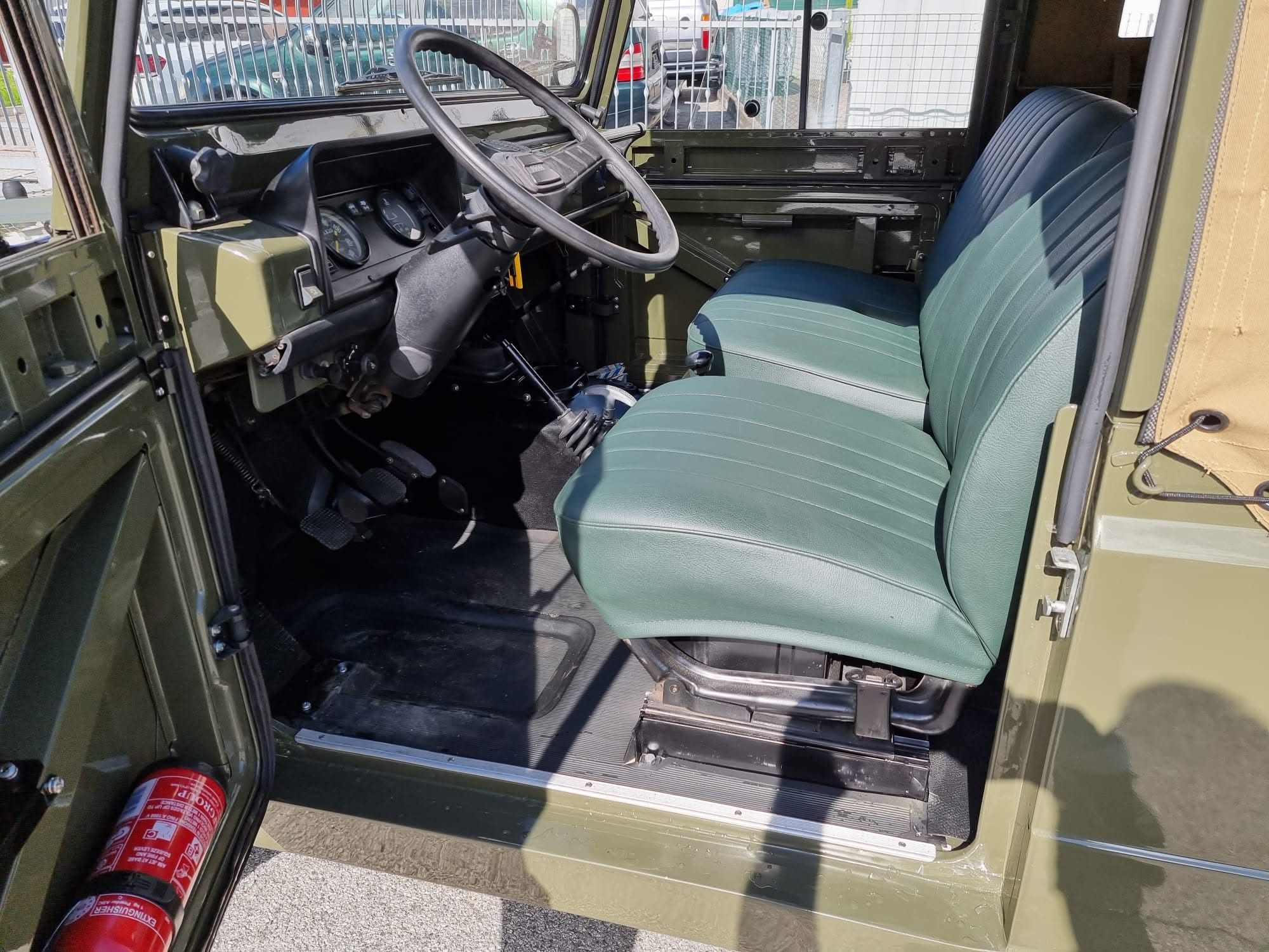 Posto guida e sedili anteriori della Fiat Campagnola