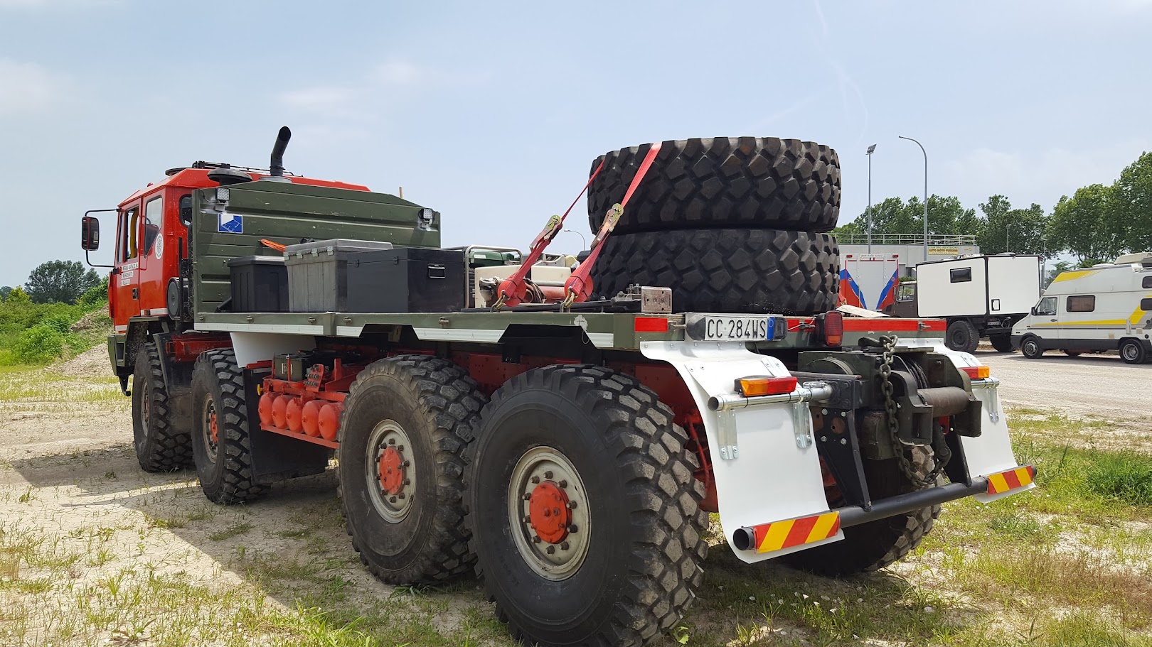 Vista posteriore dell'Iveco Astra 8x8 con pneumatici di scorta e verricello