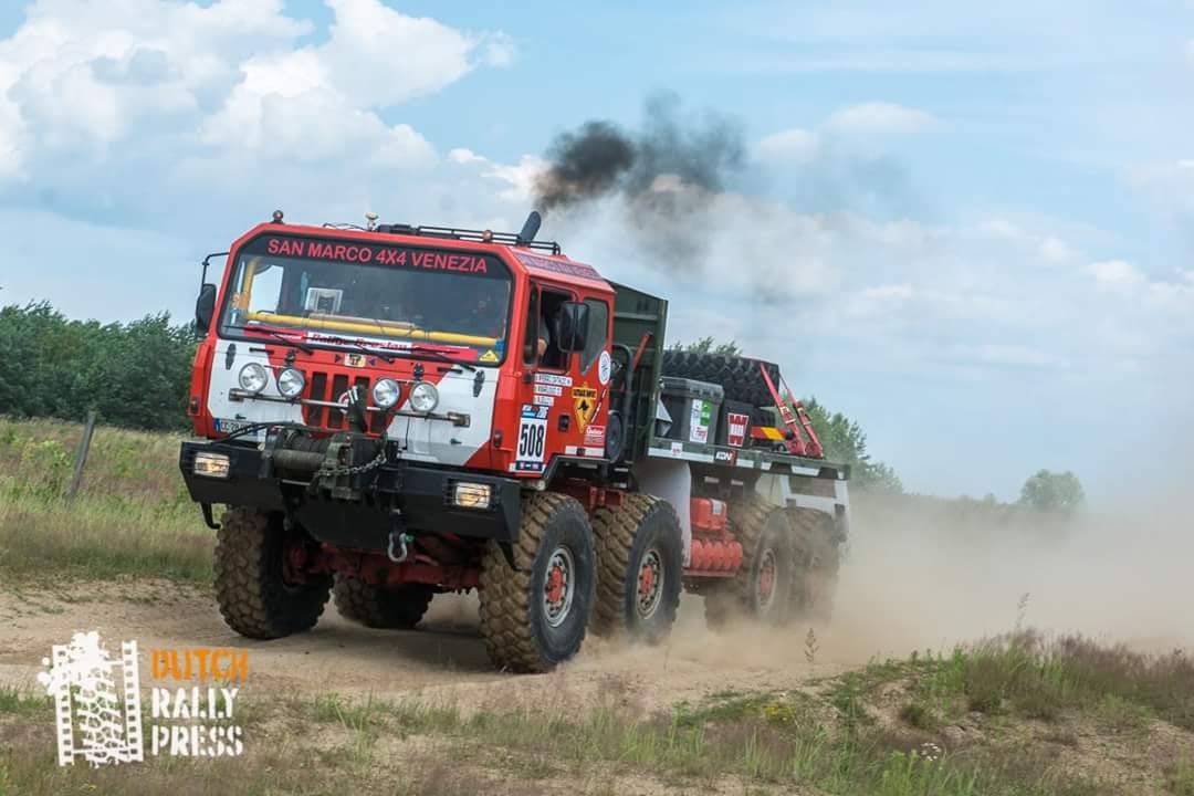 Iveco Astra 8x8 in velocità su un tratto sterrato della Breslau
