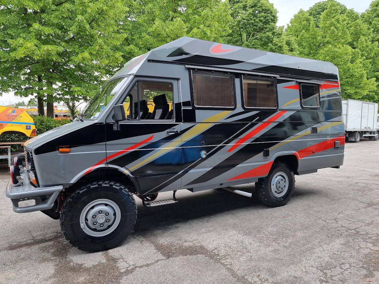 Iveco Daily 4x4 camperizzato visto lateralmente