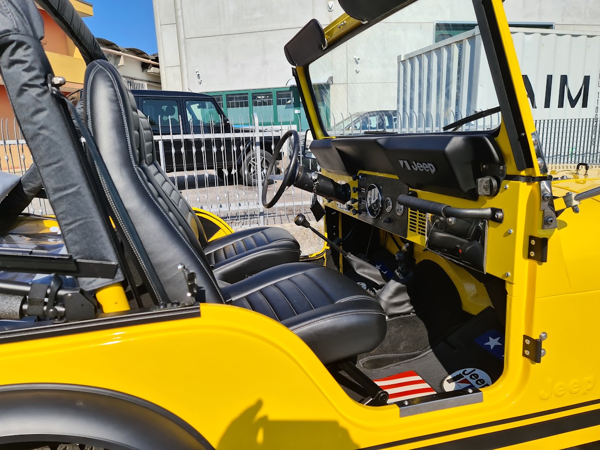 Interni restaurati della Jeep CJ5