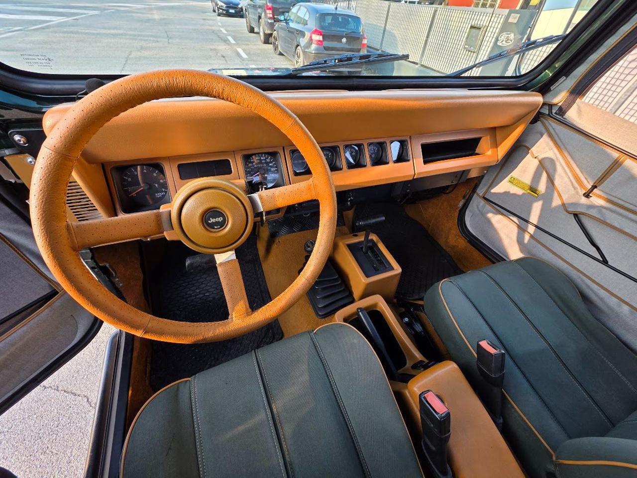 Jeep Wrangler 4.0 Sahara verde — fotografia 9