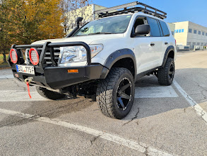 Toyota Land Cruiser 200 preparato, vista anteriore con paraurti ARB e verricello