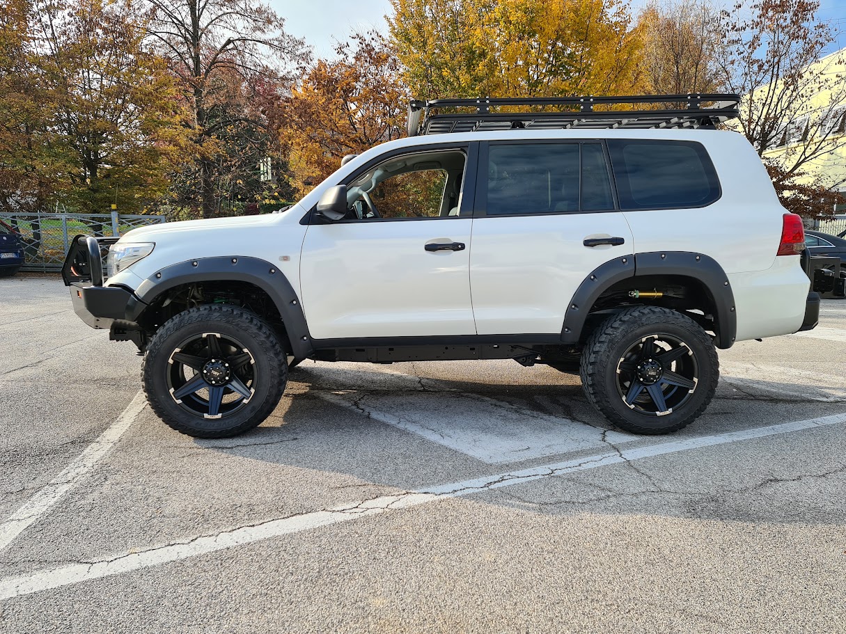 Toyota Land Cruiser 200 bianco preparato, vista laterale