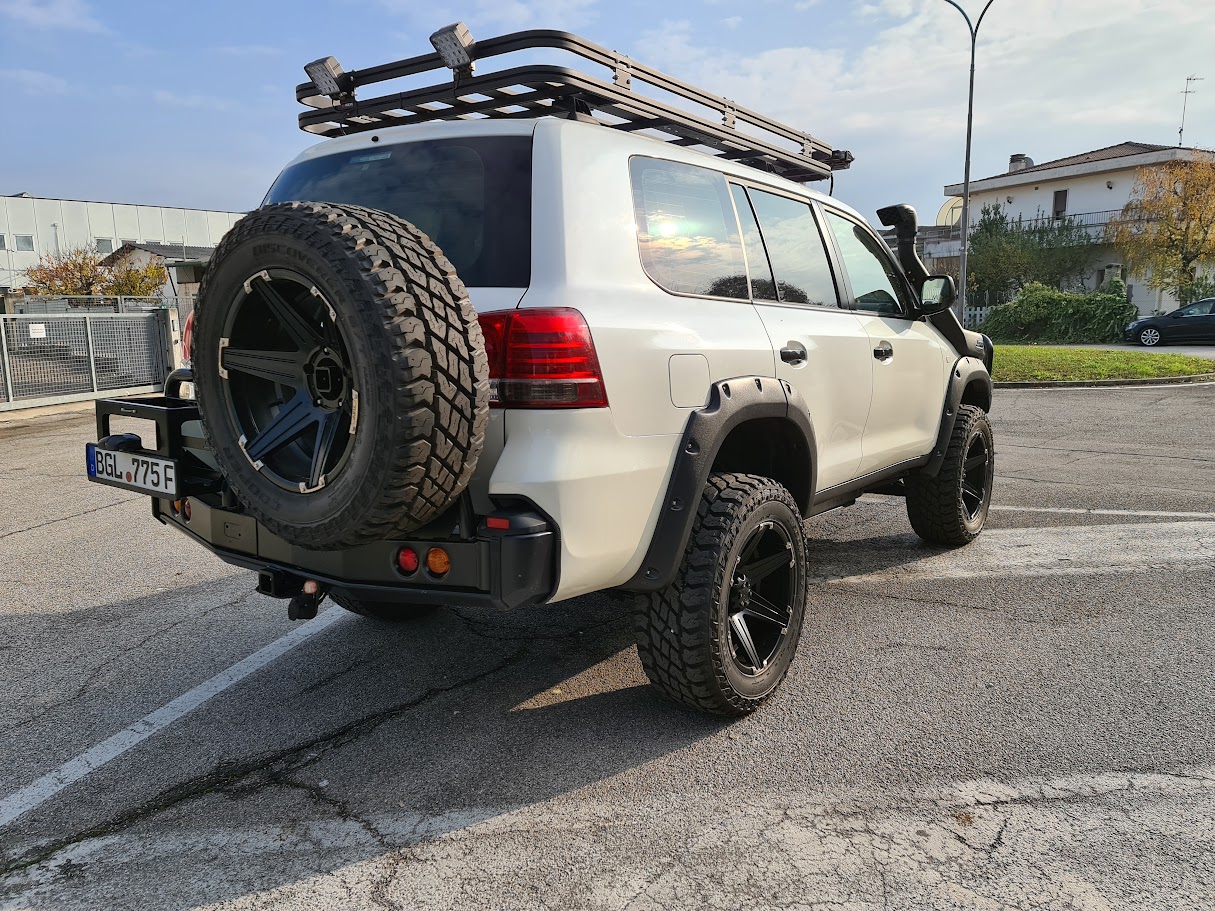 Toyota Land Cruiser 200 preparato, vista posteriore con ruota di scorta