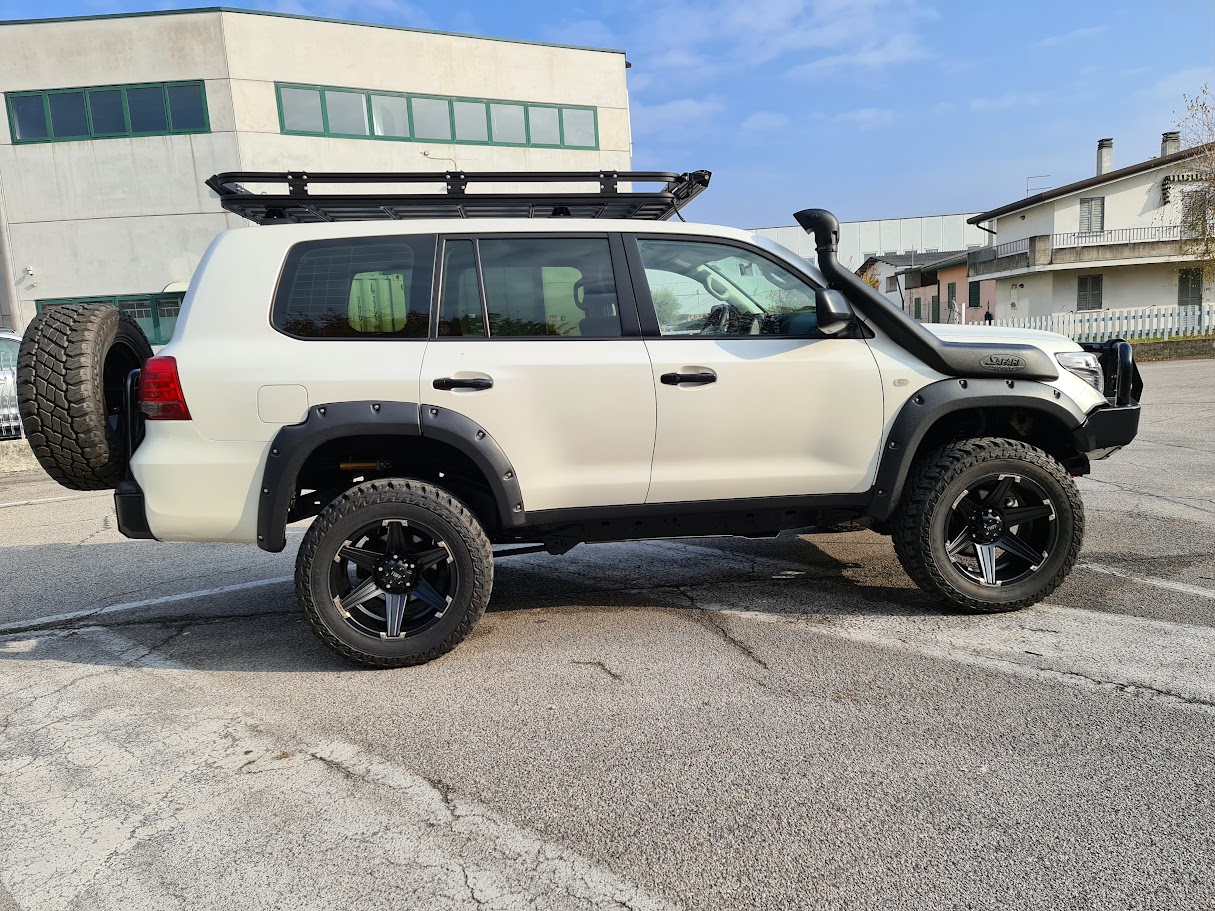 Toyota Land Cruiser 200 preparato, profilo laterale con snorkel ARB