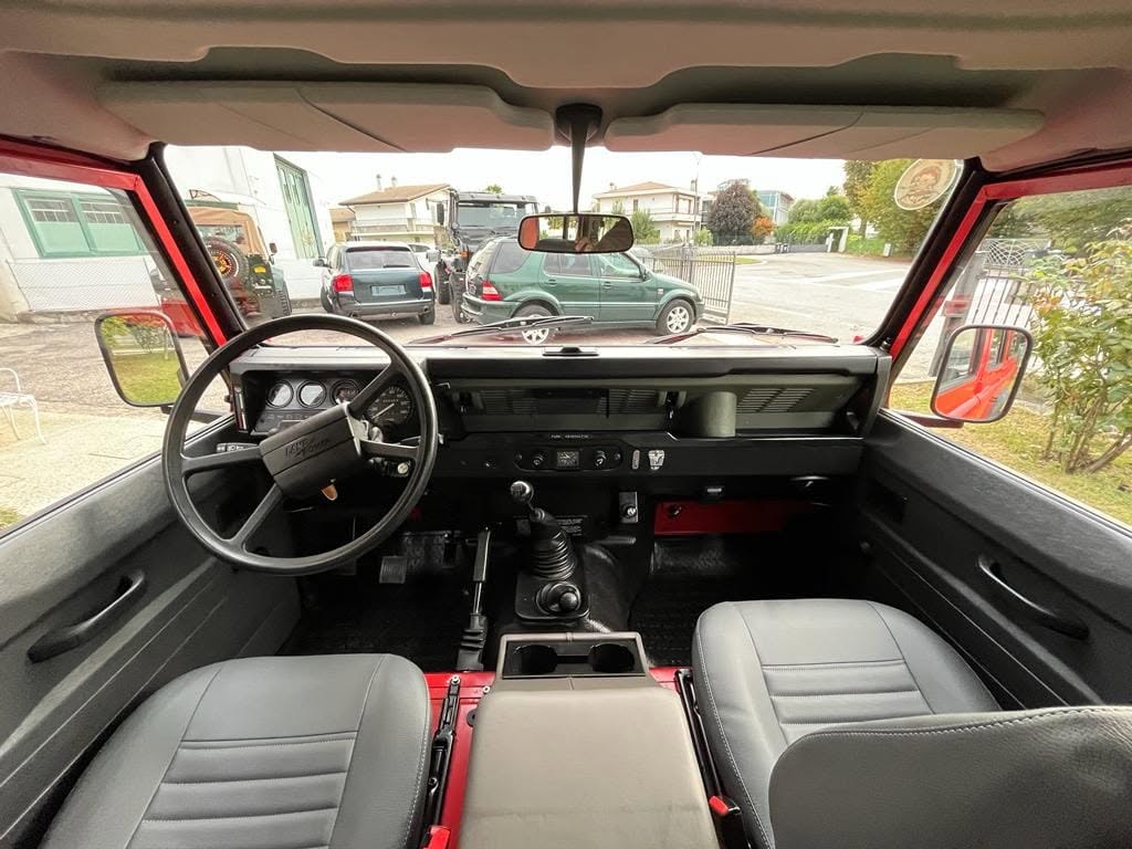 Interni originali perfettamente conservati della Land Rover 110 V8