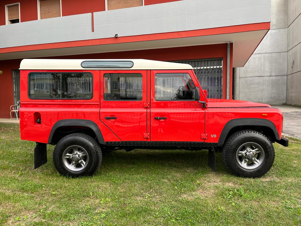Profilo laterale della rara Land Rover 110 V8 tre porte