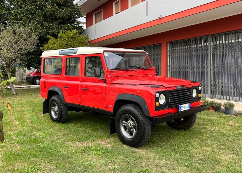 Land Rover 110 V8 rossa ex Vigili del Fuoco, vista anteriore