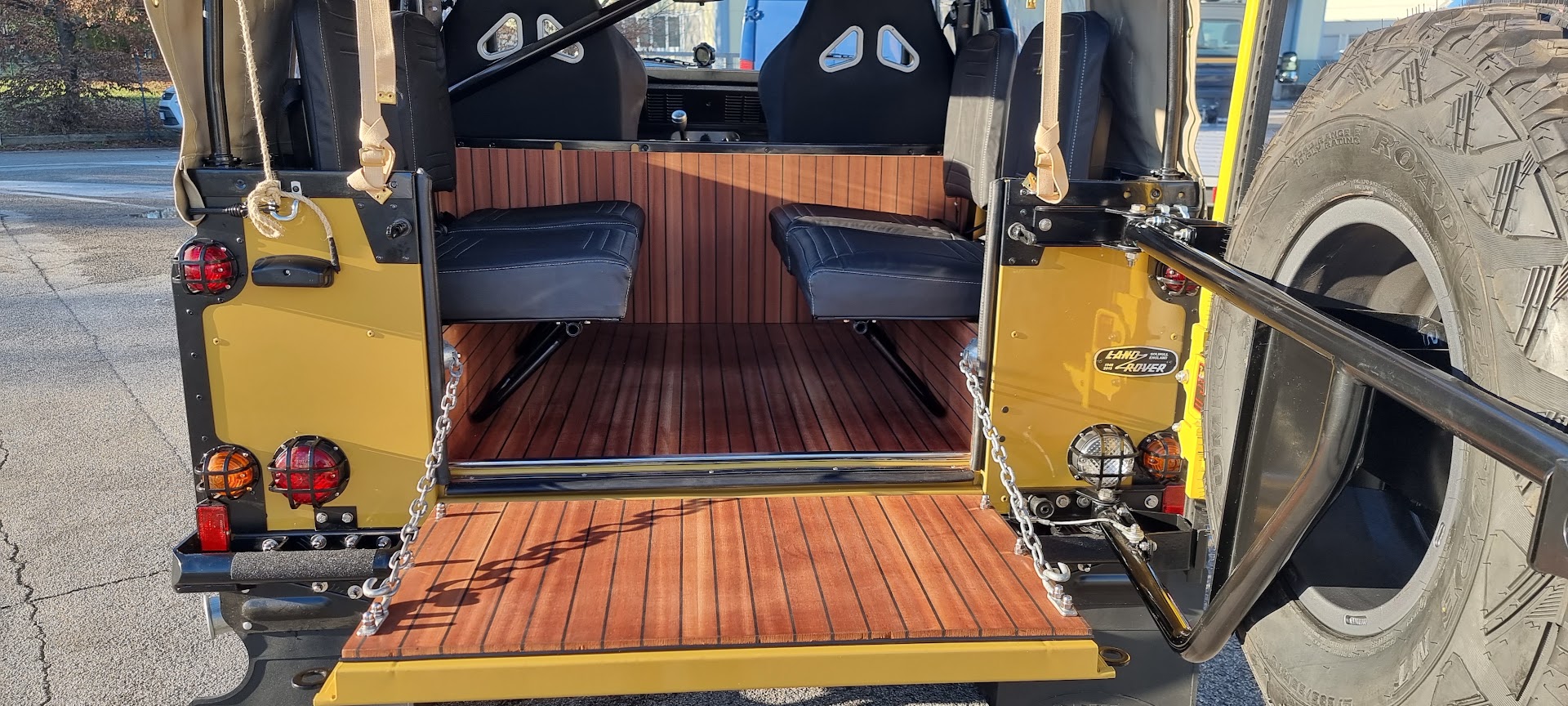 Vano posteriore con pianale in teak e sedute laterali