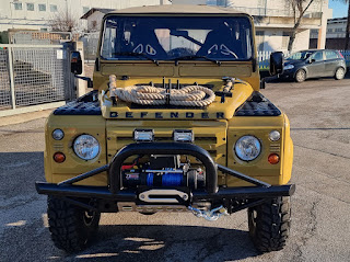 Vista anteriore del Land Rover 90 con verricello