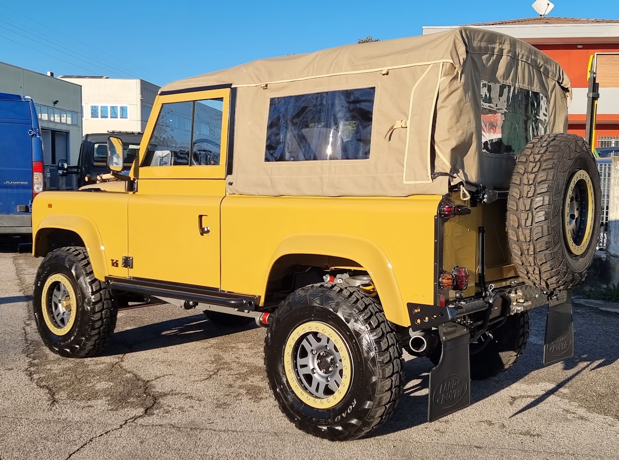 Land Rover 90 ex Esercito Italiano visto da tre quarti posteriore