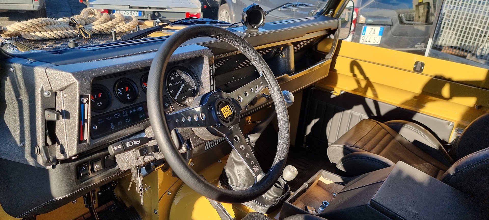 Posto guida con volante Momo e finiture personalizzate