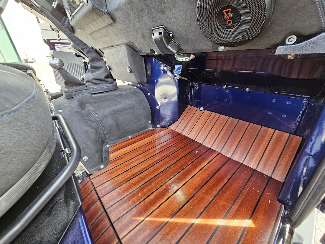 Dettaglio teak e finiture interne