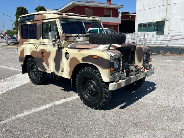 Land Rover Series III 88 visto di tre quarti anteriore