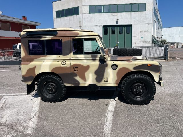 Profilo laterale della Land Rover 88 con livrea mimetica