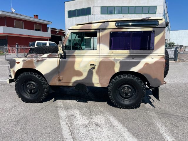 Fiancata sinistra della Land Rover 88 tre porte