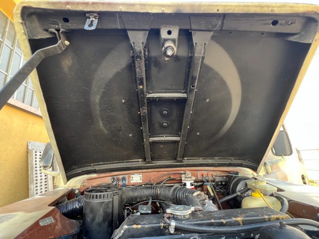 Cofano aperto e vano motore della Series III