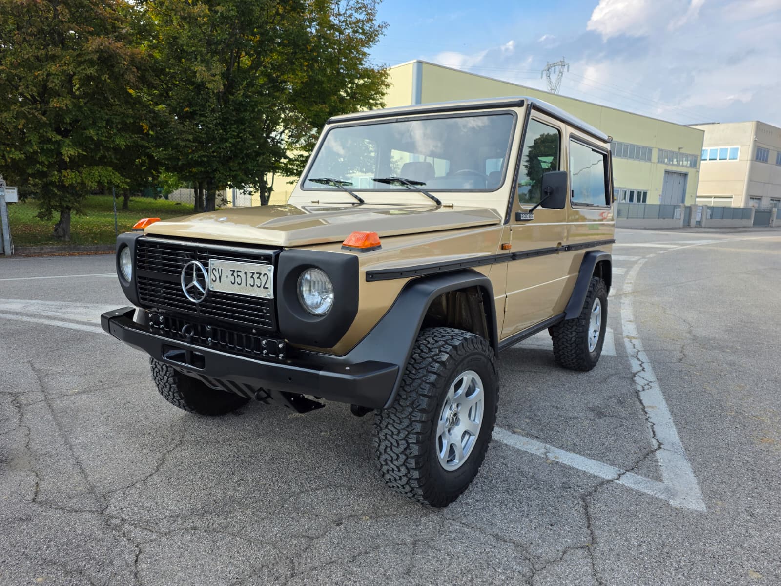 Mercedes-Benz 200 GE oro - tre quarti anteriore sinistro