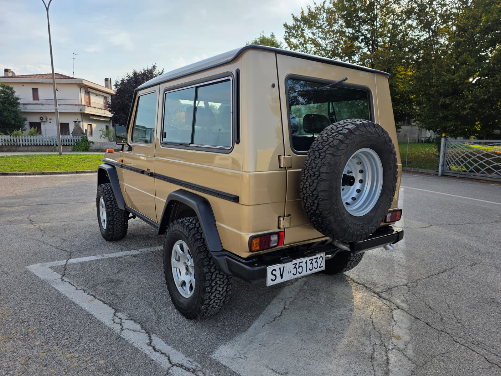 Mercedes-Benz 200 GE oro - tre quarti posteriore sinistro