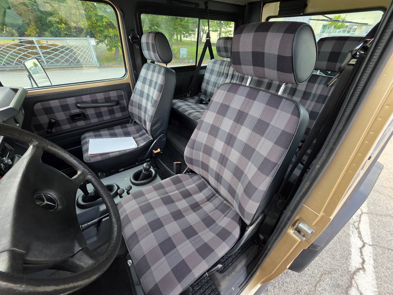 Mercedes-Benz 200 GE oro - posto guida e sedili anteriori