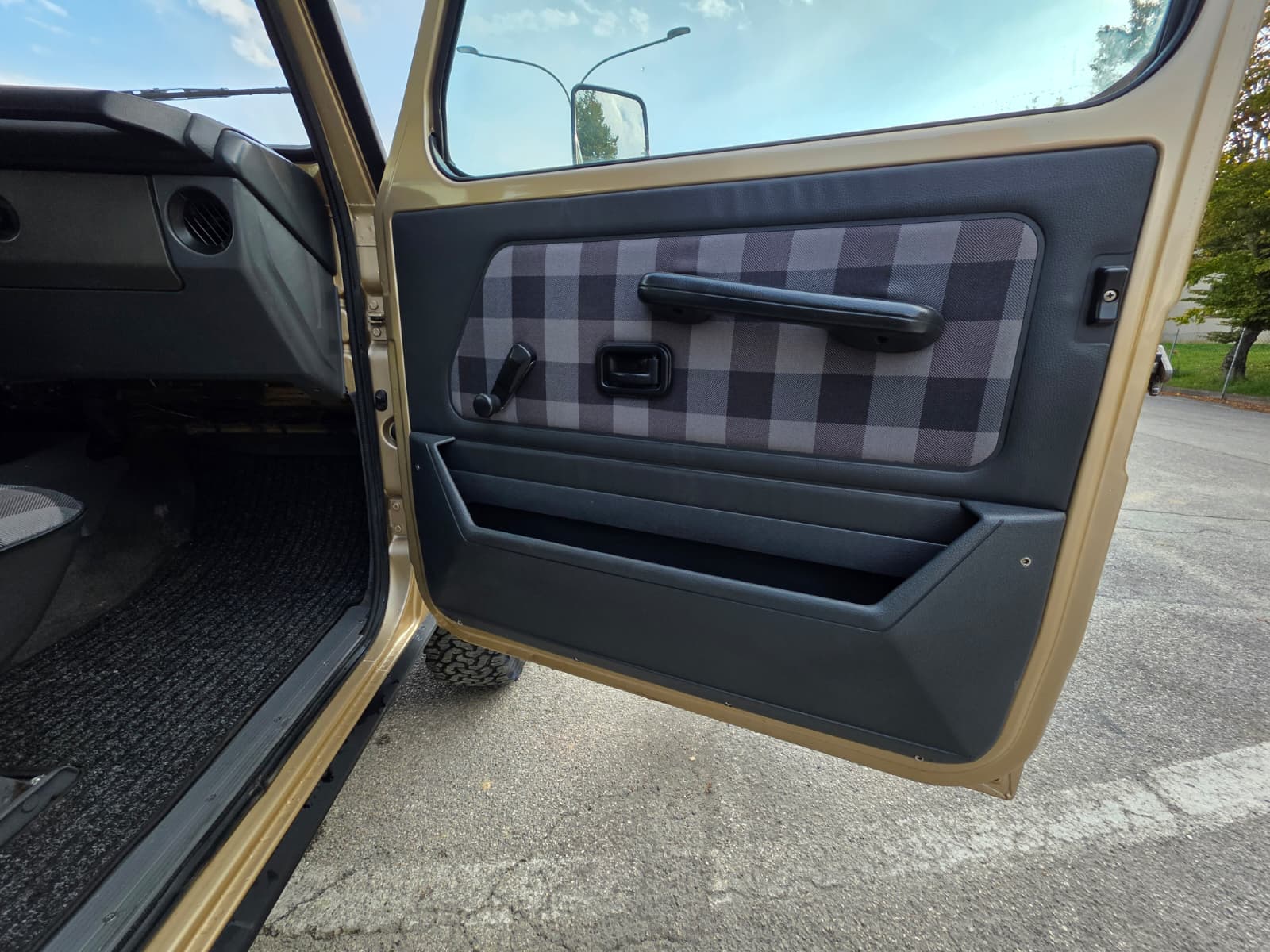 Mercedes-Benz 200 GE oro - pannello porta