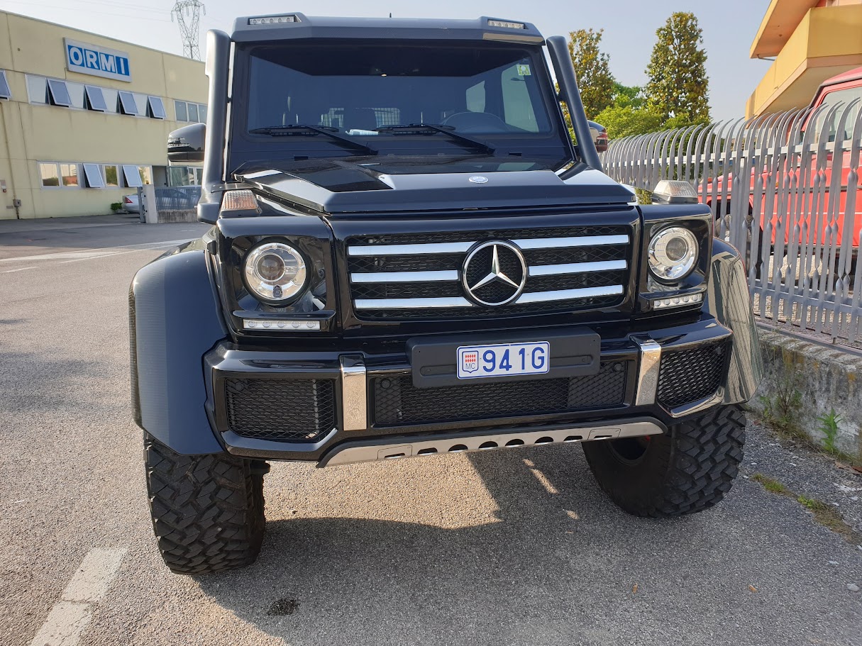 Vista frontale del G500 4x4² con carreggiate allargate