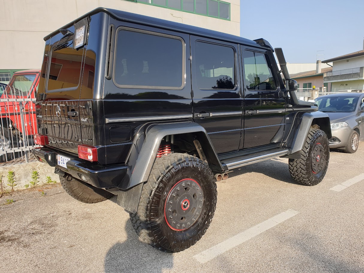Vista posteriore laterale del Mercedes G500 4x4²