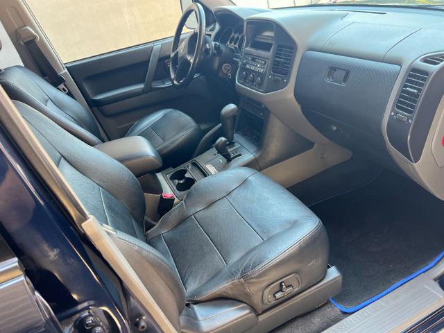 Sedili anteriori in pelle nera e console centrale