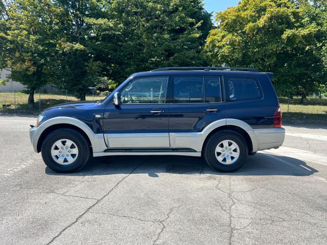 Profilo laterale destro del Mitsubishi Pajero lungo